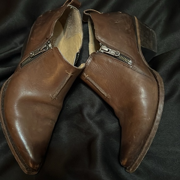FRYE Women's "Sacha" Brown Ankle Pointed Toe Boots with Zippers Size 71/2 B - Picture 2 of 7